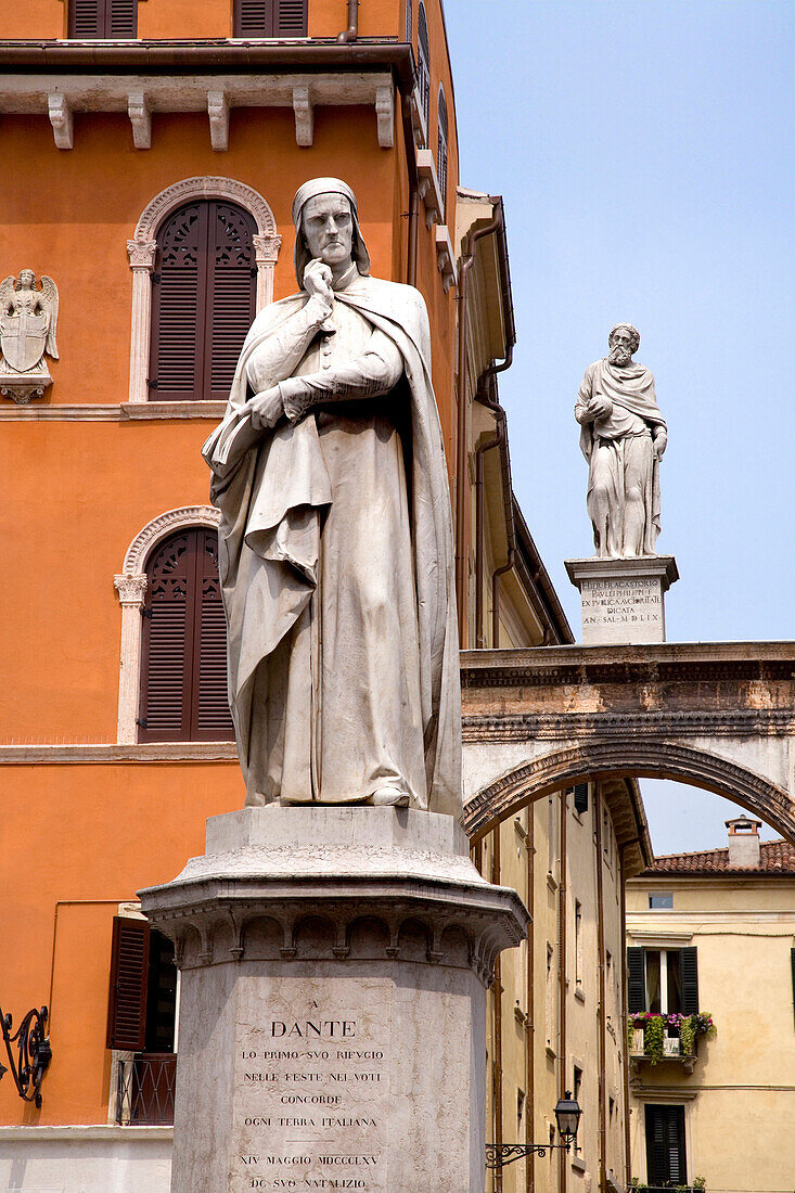 Statue of Dante, Piazza dei Signori, Verona, Veneto, Italy
