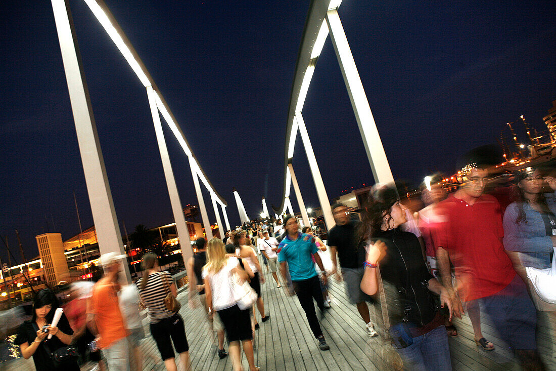 Brücke nach Maremagnum bei Nacht, Barcelona, Katalonien, Spanien