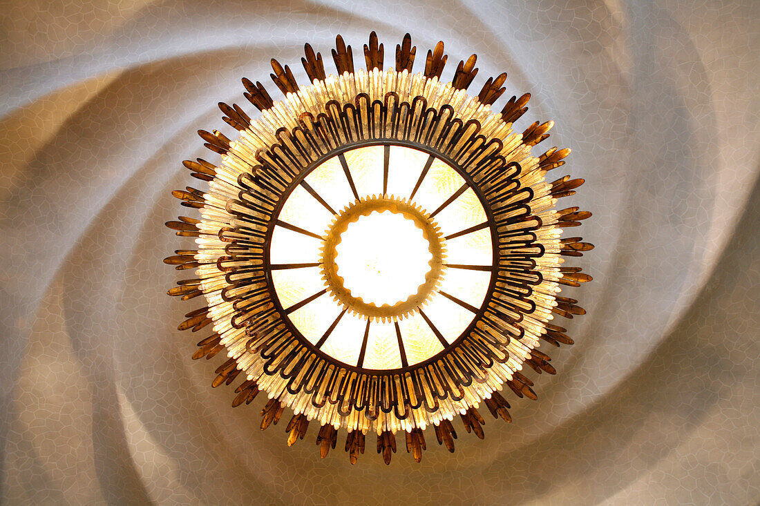 Deckenlampe in Piano Nobile Zimmer, Gaudi's Casa Batllo, Passeig de Gracia, Barcelona, Katalonien, Spanien