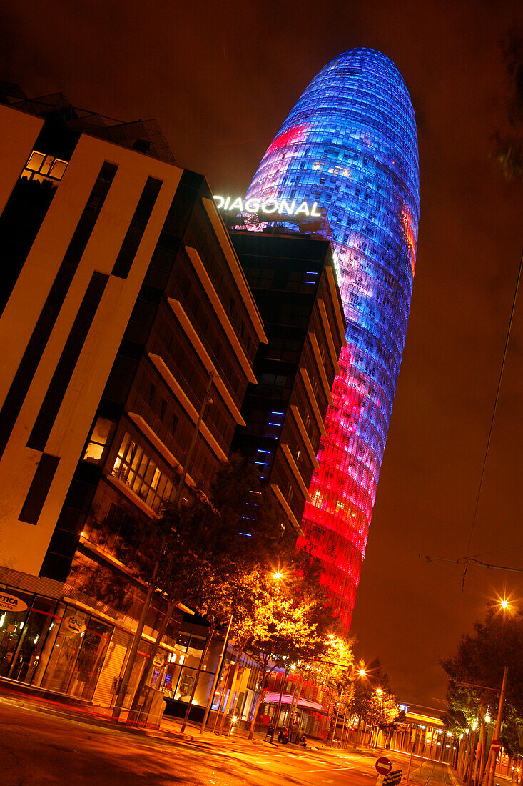 Torre Agbar bei Nacht, Barcelona, Katalonien, Spanien