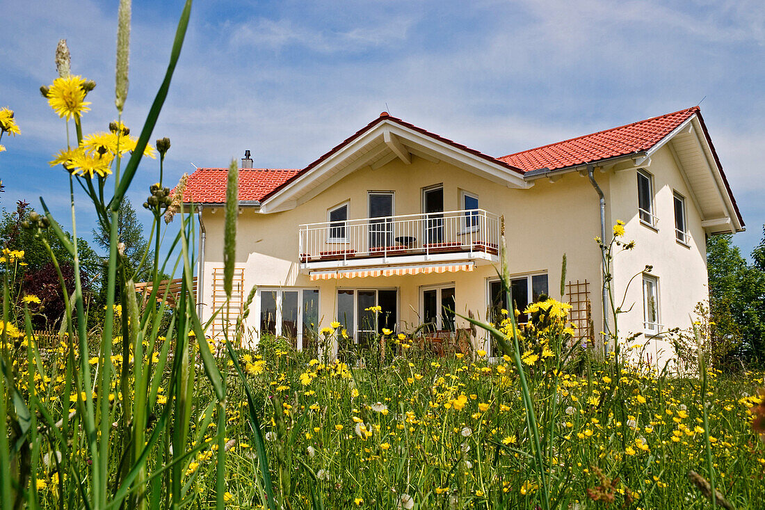Einfamilienhaus mit Garten im Frühling, Oberbayern, Deutschland