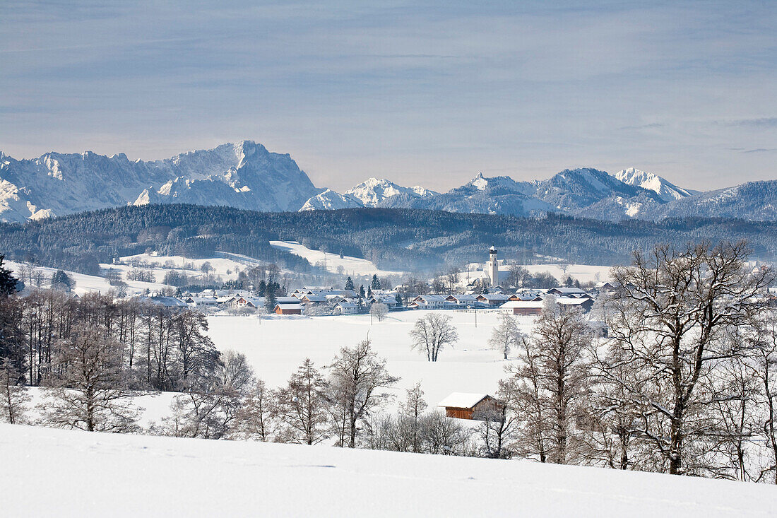 Antdorf mit Wettersteingebirge und Zugspitze im Winter, Oberbayern, Bayern, Deutschland