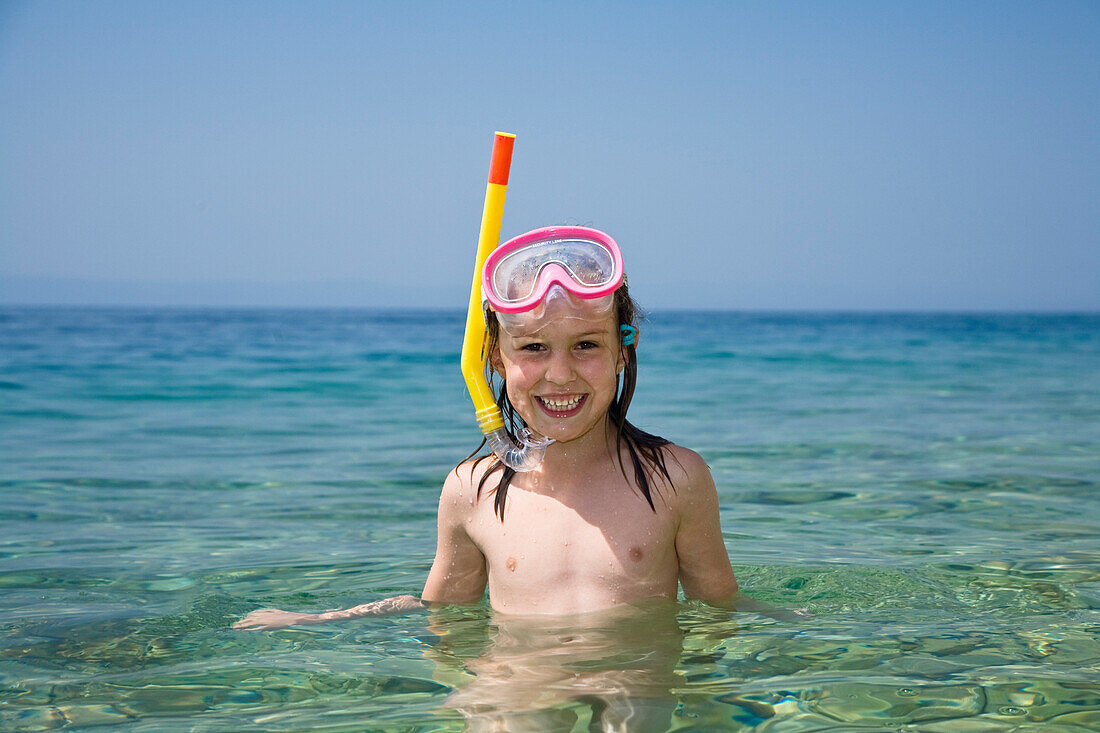 Kleines Mädchen mit Taucherbrille und Schnorkel beim Schnorkeln im Meer, Kroatien, Europa
