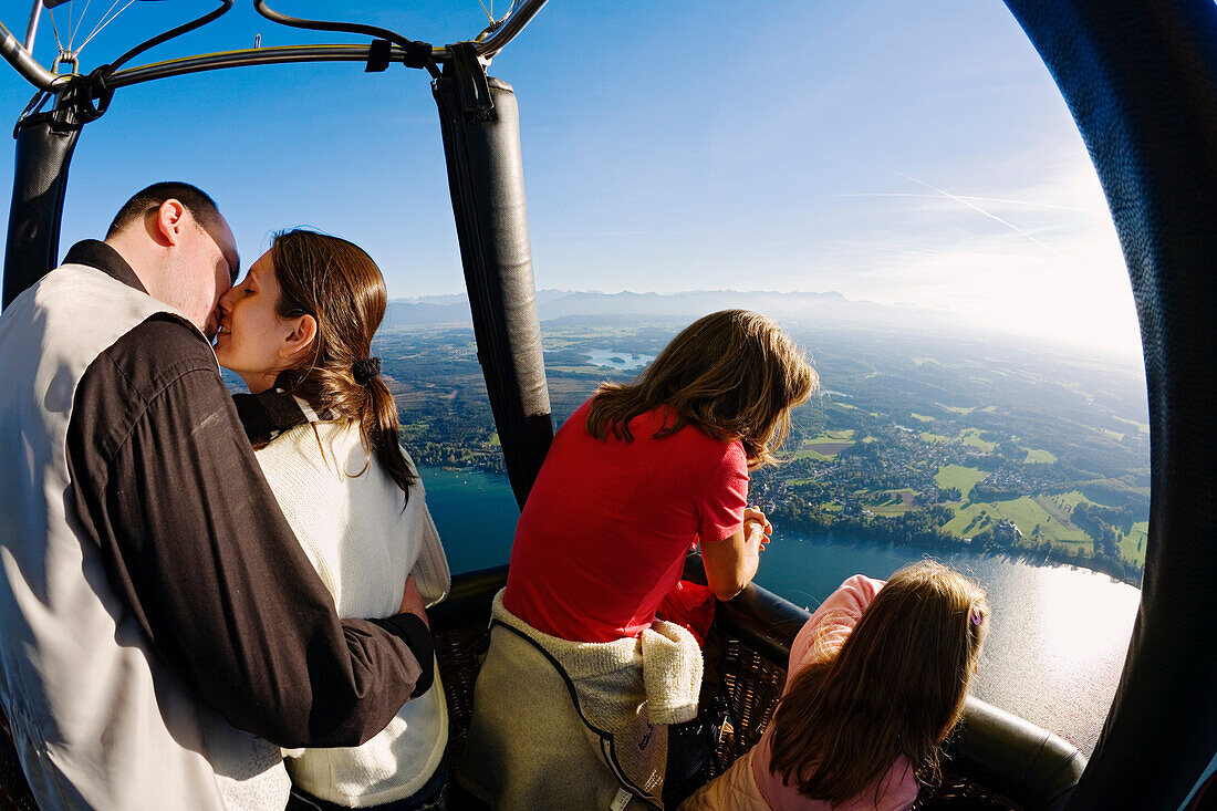 Ein Paar, Liebespaar, mother and child genießen die Aussicht aus dem Heißluftballon, Ballonfahrt, Oberbayern, Deutschland