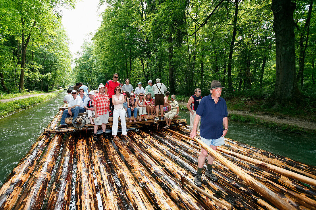 Gruppe Touristen bei einer Floßfahrt auf der Isar, Oberbayern, Bayern, Deutschland