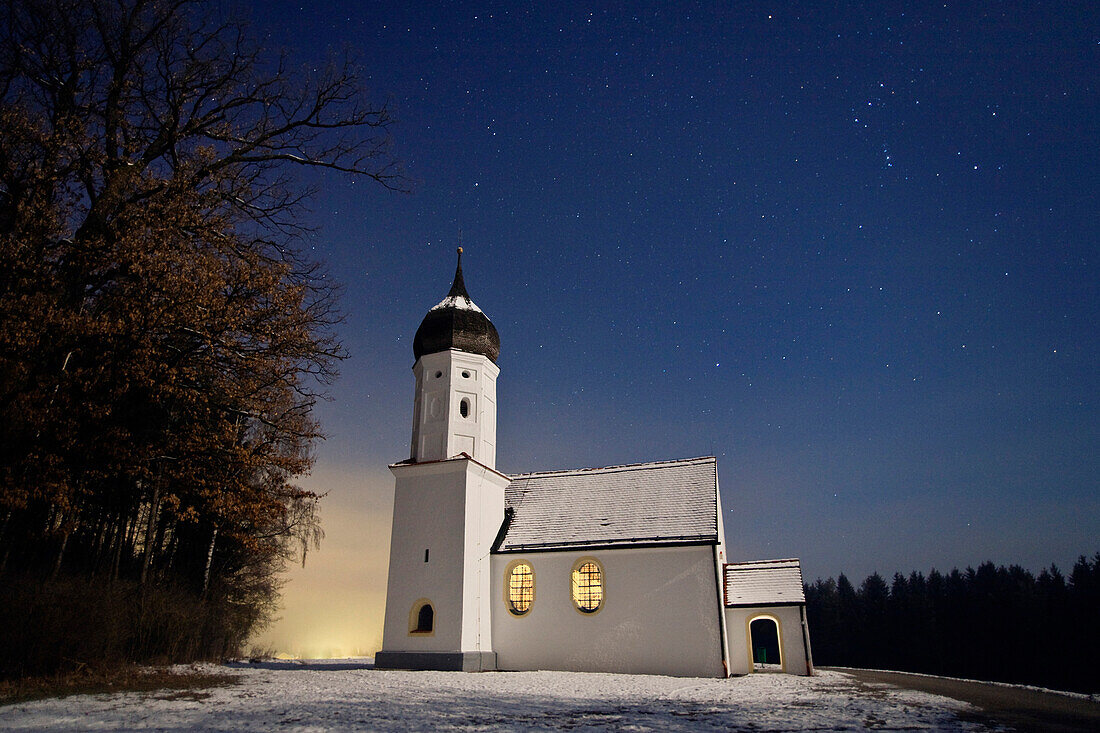 Hub Kapelle vor Sternenhimmel im Winter, Penzberg, Bayern, Deutschland