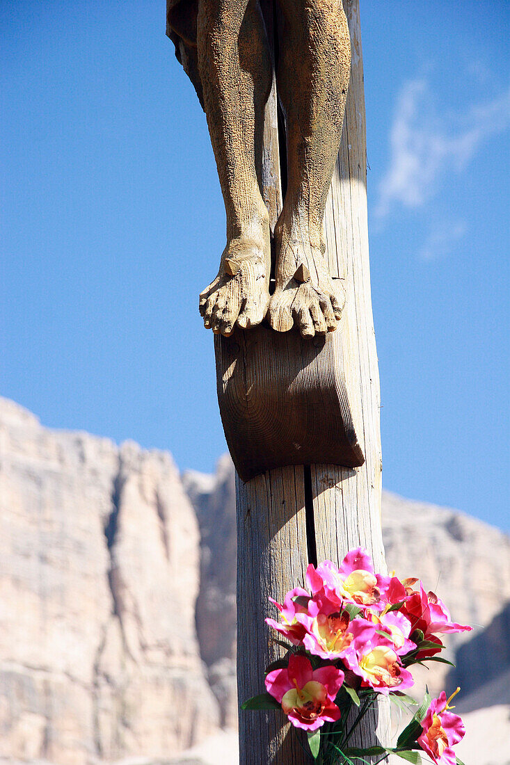 Nahaufnahme von einem geschmückten Holzkreuz, Dolomiten, Südtirol, Italien