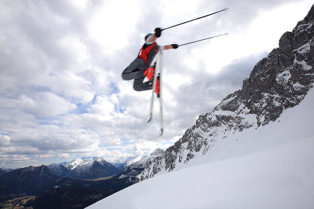 Skifahrer im Sprung, Reutte, Tirol, Österreich