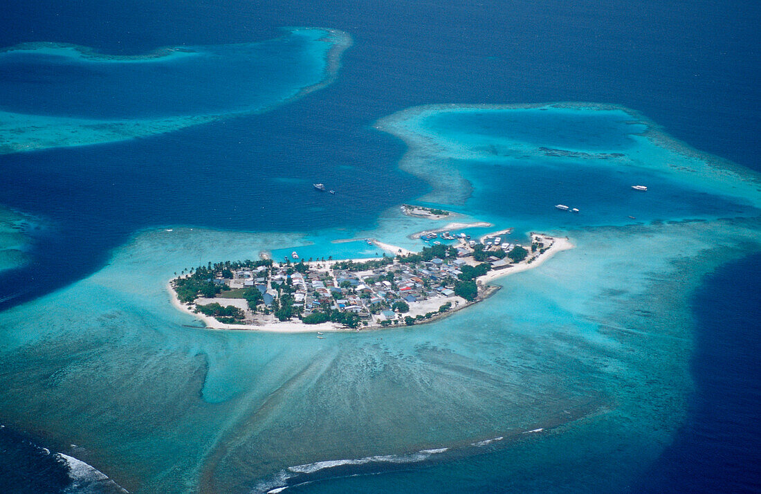 Luftbild einer maledivischen Einheimischen-Insel, Malediven, Indischer Ozean, Sued-Male Atoll