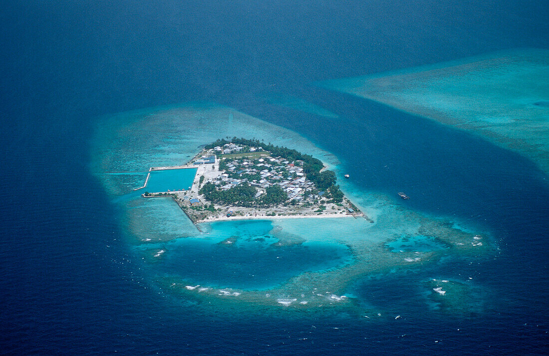 Luftbild einer Malediveninsel, Malediven, Indischer Ozean, Meemu Atoll
