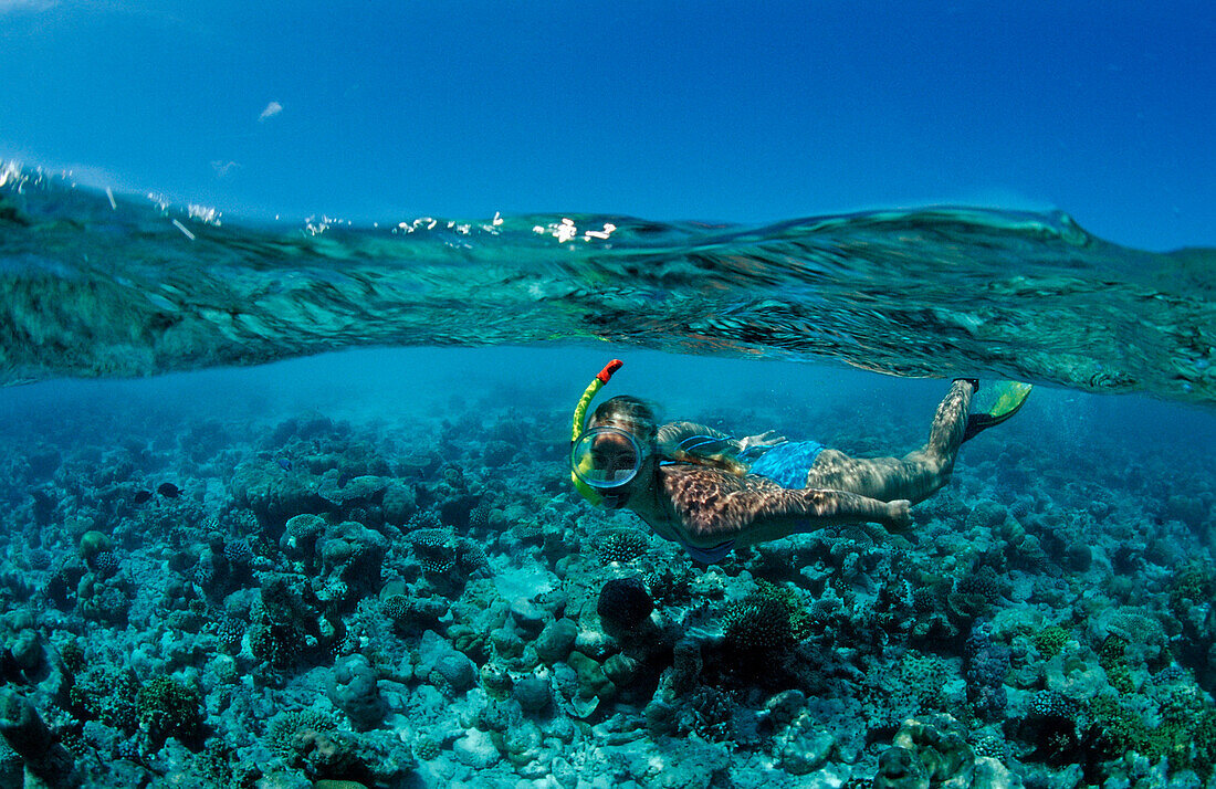 Schnorchlerin ueber Korallen, Malediven, Indischer Ozean, Ari Atoll