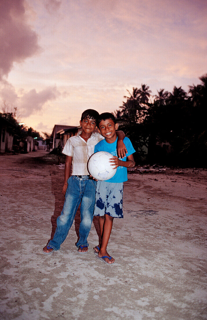 Maledivische Kinder mit Fussball, Malediven, Indischer Ozean, Meemu Atoll