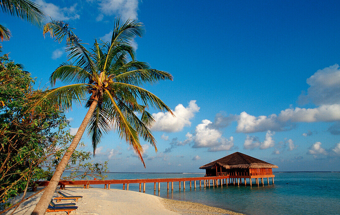 Wasserbungalow auf Malediveninsel, Malediven, Indischer Ozean, Medhufushi, Meemu Atoll