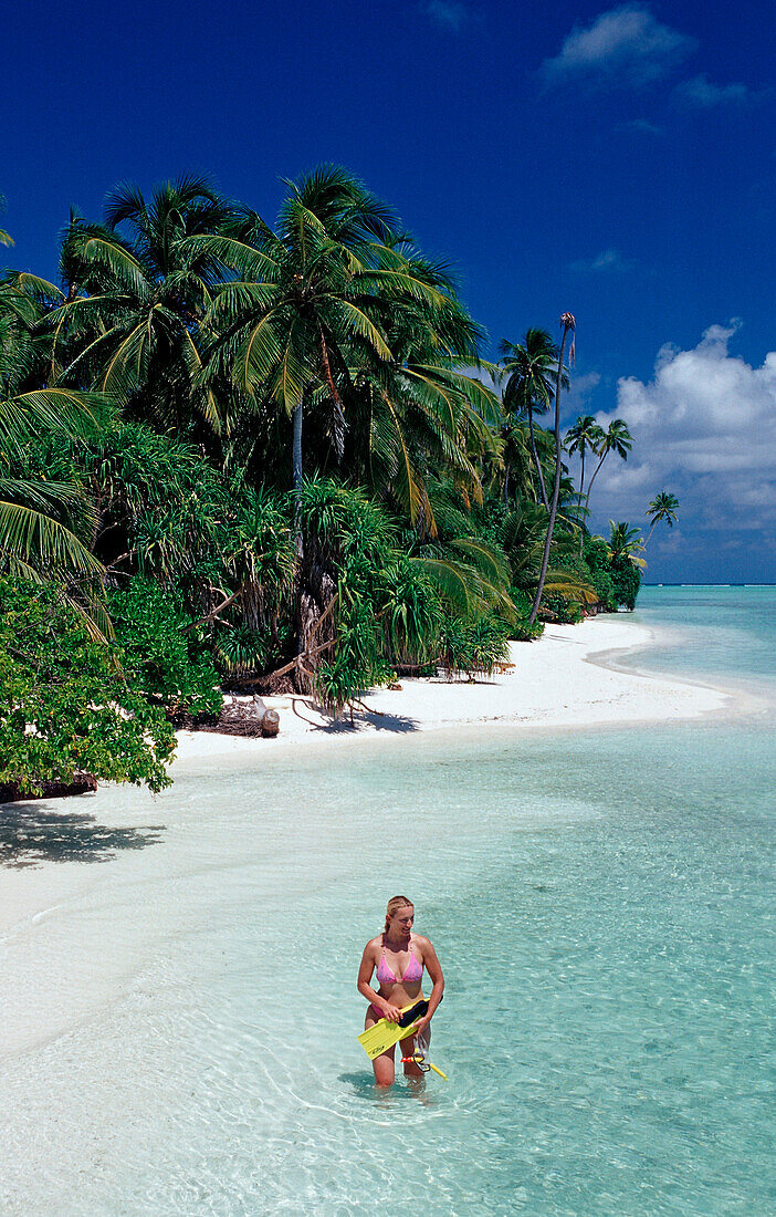 Touristin am Strand, Malediven, Indischer Ozean, Medhufushi, Meemu Atoll