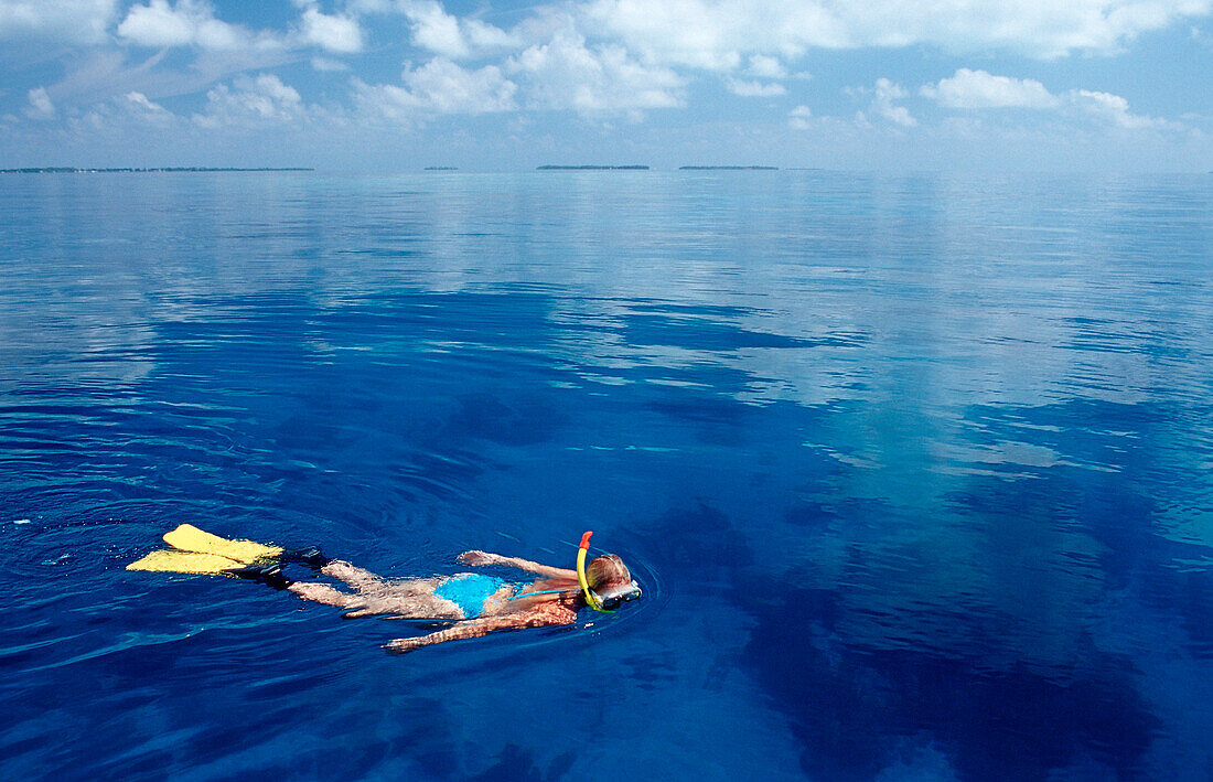 Schnorcheln in spiegelglattem Meer, Malediven, Indischer Ozean, Ari Atoll
