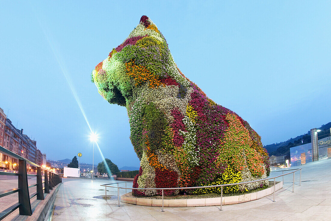 Puppy , sculpture by Jeff Koons, in front of Guggenheim Museum by Frank O. Gehry. Bilbao. Biscay, Spain