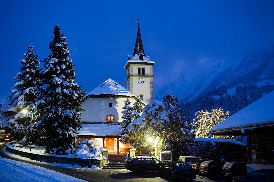 Beleuchtete Kirche im Winter, Grindelwald, Berner Oberland, Kanton Bern, Schweiz