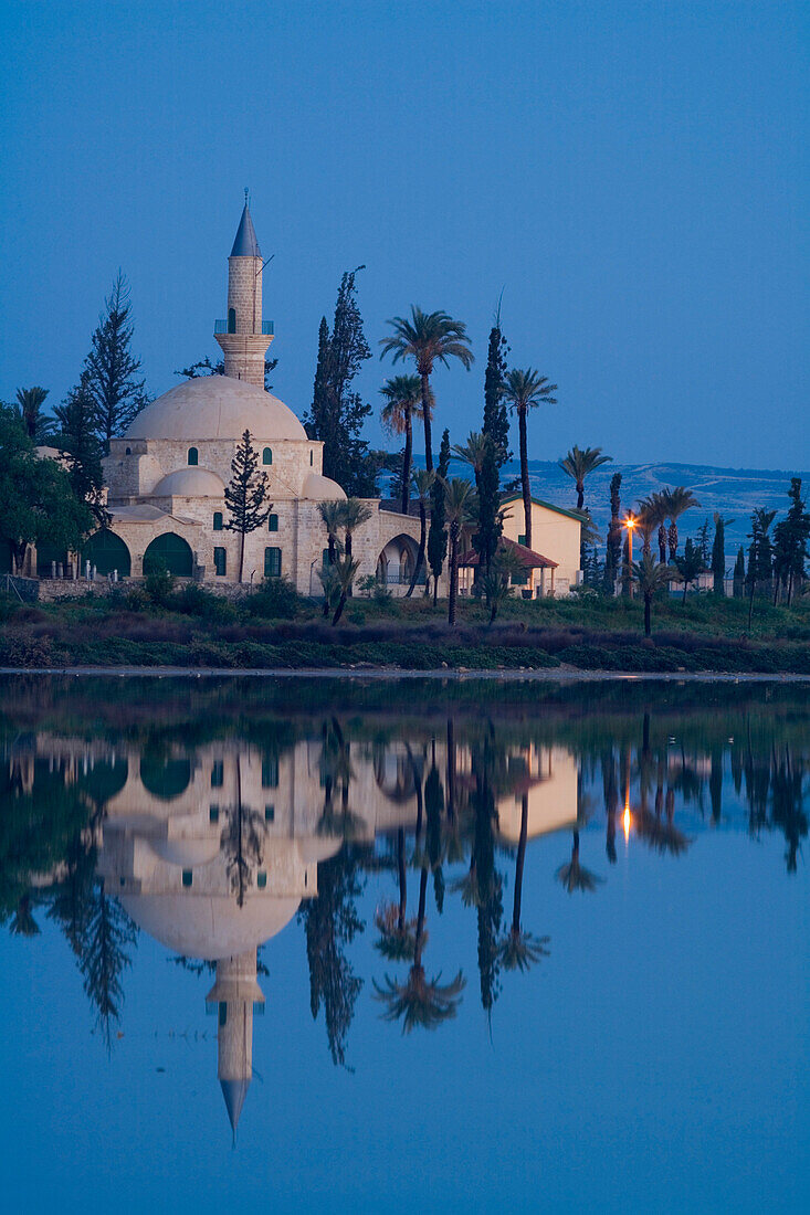 Moschee Hala Sultan Tekke im Abendlicht, Larnaka Salzsee, Larnaka, Südzypern, Zypern