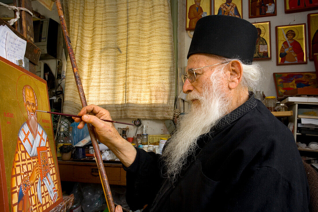 Ikonenmaler Vater Kallinikos beim Malen, Ikone, Kloster Stravrovouni, Larnaka, Südzypern, Zypern