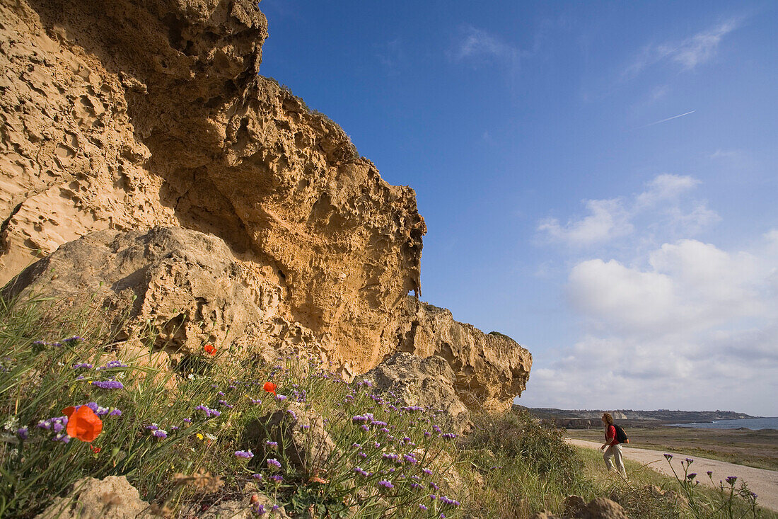 Frau beim Wandern in Akamas Naturpark, Wanderung, Südzypern, Zypern