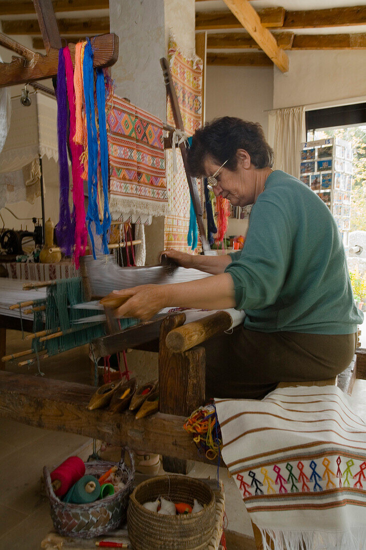 Frau beim Weben, Webstuhl, Heimatmuseum, Fythi, Troodos Gebirge, Südzypern, Zypern