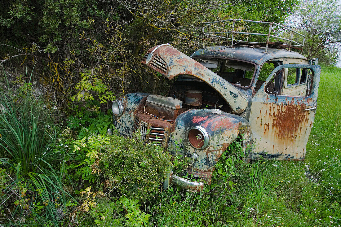 Altes, rostiges, verlassenes Auto, Autowrack, Troodos Gebirge, Südzpern, Zypern