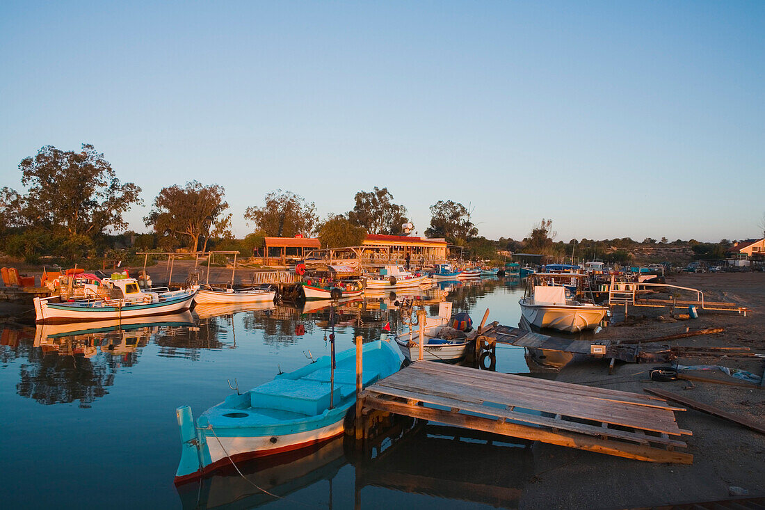 Potamos Liopetriou, Hafen mit Fischerboot, bei Agia Napa, Südzypern, Zypern