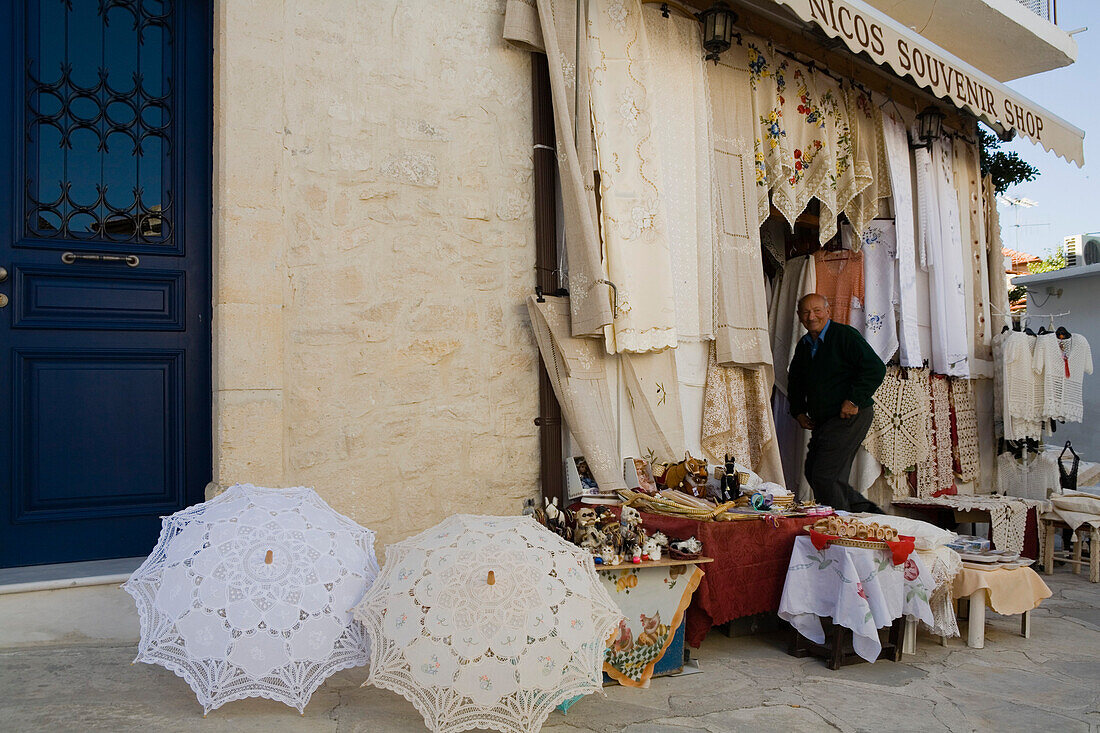 Andenkenladen mit Spitze, Nicos Souvenir Shop, Dorf Omodos, Troodos Gebirge, Südzypern, Zypern