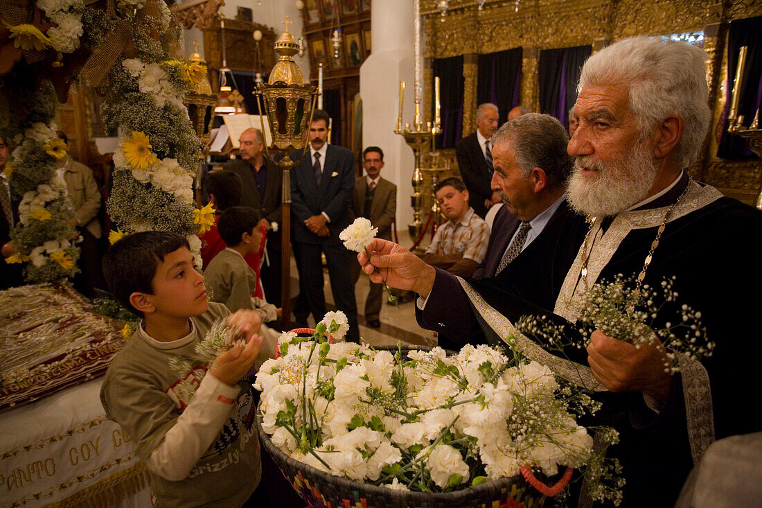 Priester verteilt Blumen, Karfreitag Gottesdienst in der Kirche in Omodos, Troodos Gebirge, Südzypern, Zypern