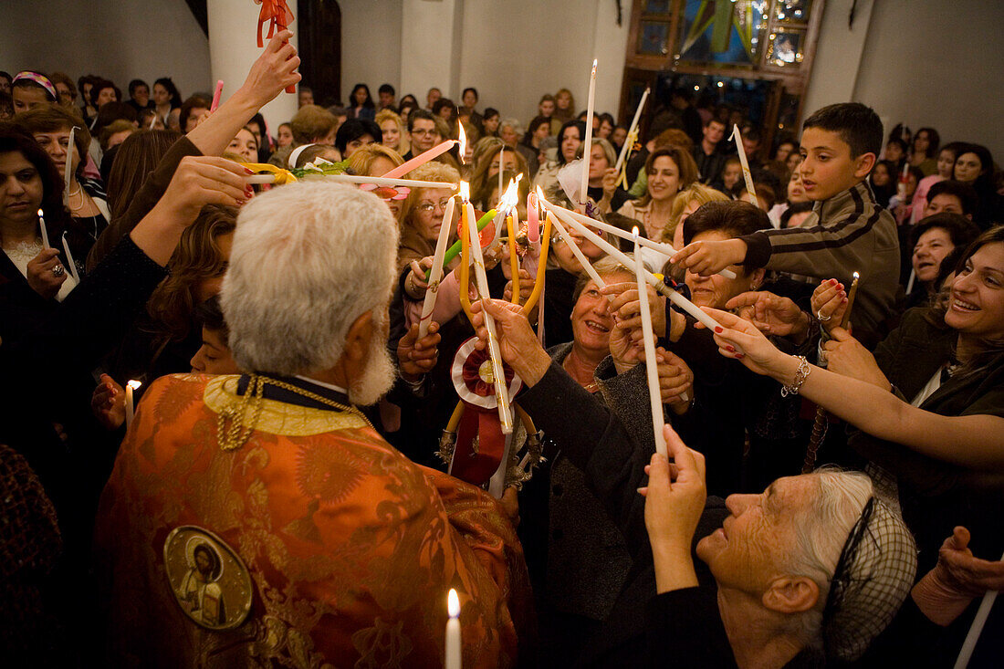 Priester zündet Kerzen an, Gottesdienst mit Kerzen am Ostersonntag, Kloster Omodos, Troodos Gebirge, Südzypern, Zypern