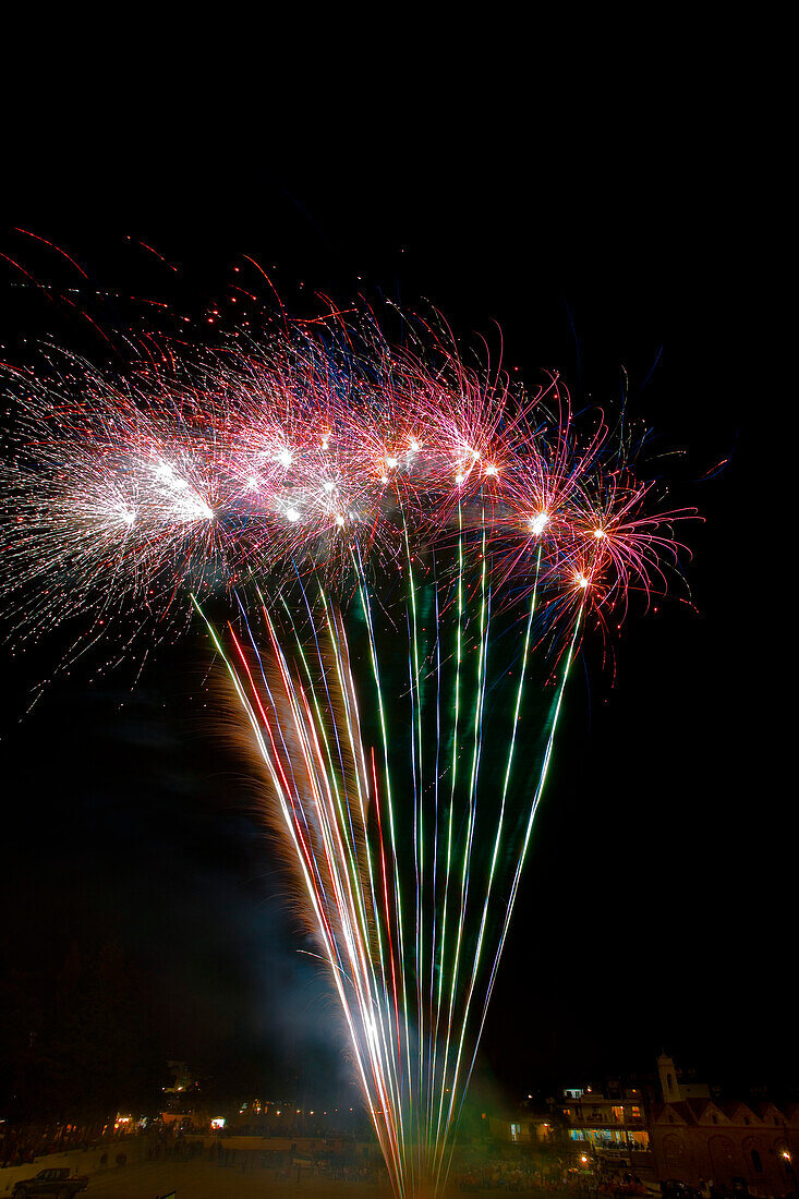 Feuerwerk nach einem Feier, Osterspiele, Kissonerga, in der Nähe von Pafos, Südzypern, Zypern