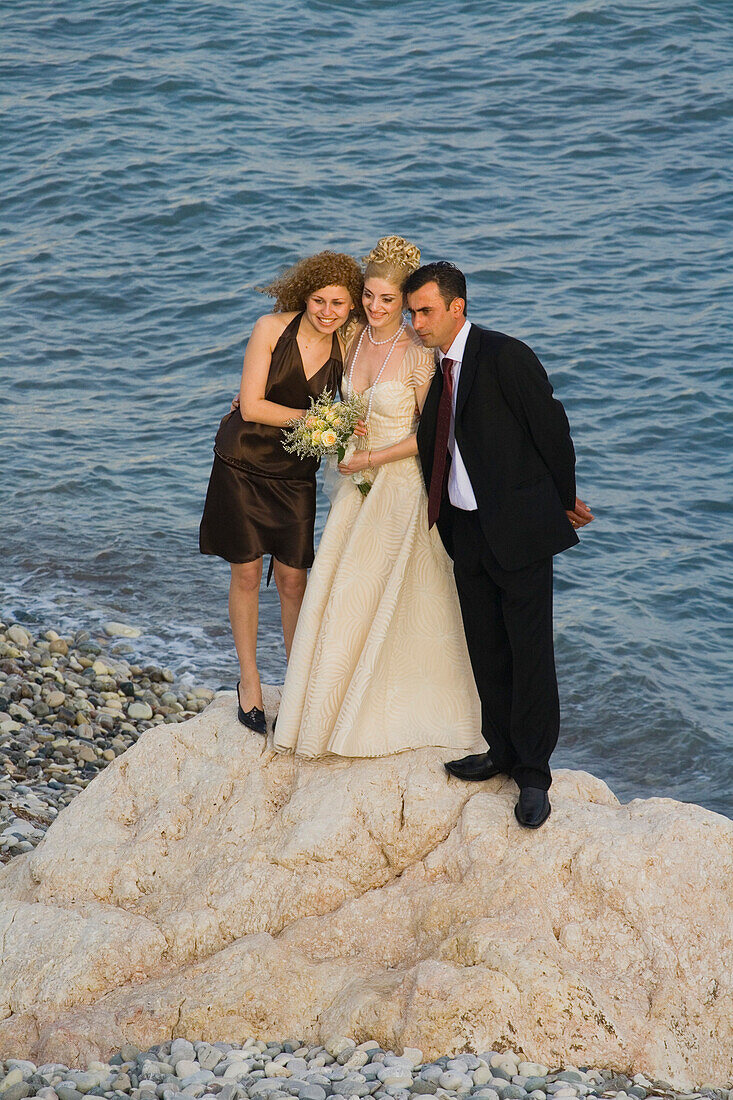 Brautpaar und Brautjungfer am Felsen der Aphrodite, Afrodite, Petra tou Romiou, Limassol, Südzypern, Zypern