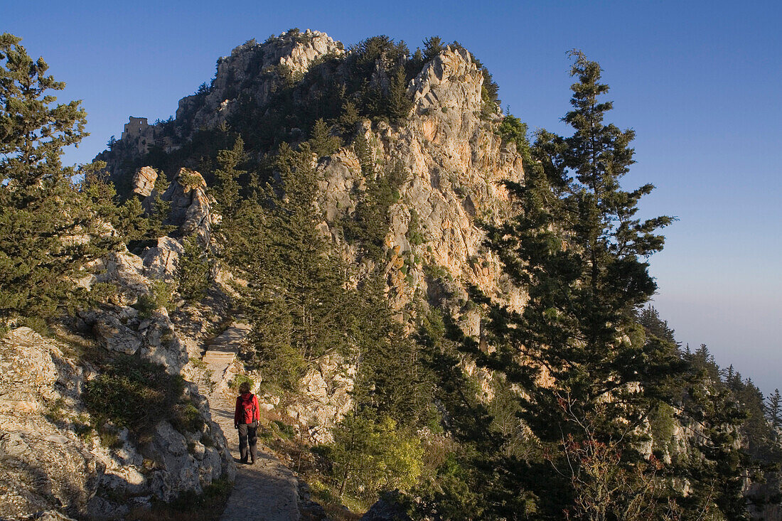 Wanderer unterwegs zur Burgruine Buffavento, Voufavento, byzantinische Burg, Pentadaktylos Gebirge, Kyrenia Gebirge, Nordzypern, Zypern