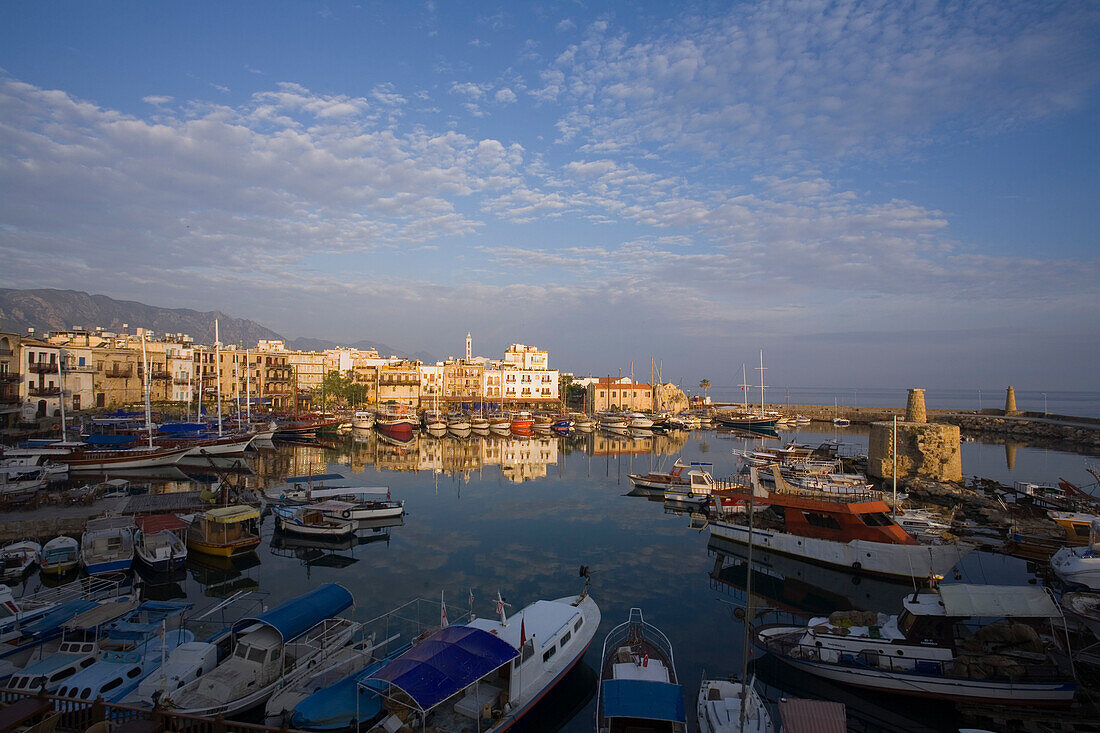 Kyrenia Hafen, Spiegelung im Wasser, Kyrenia, Girne, Nordzypern, Zypern