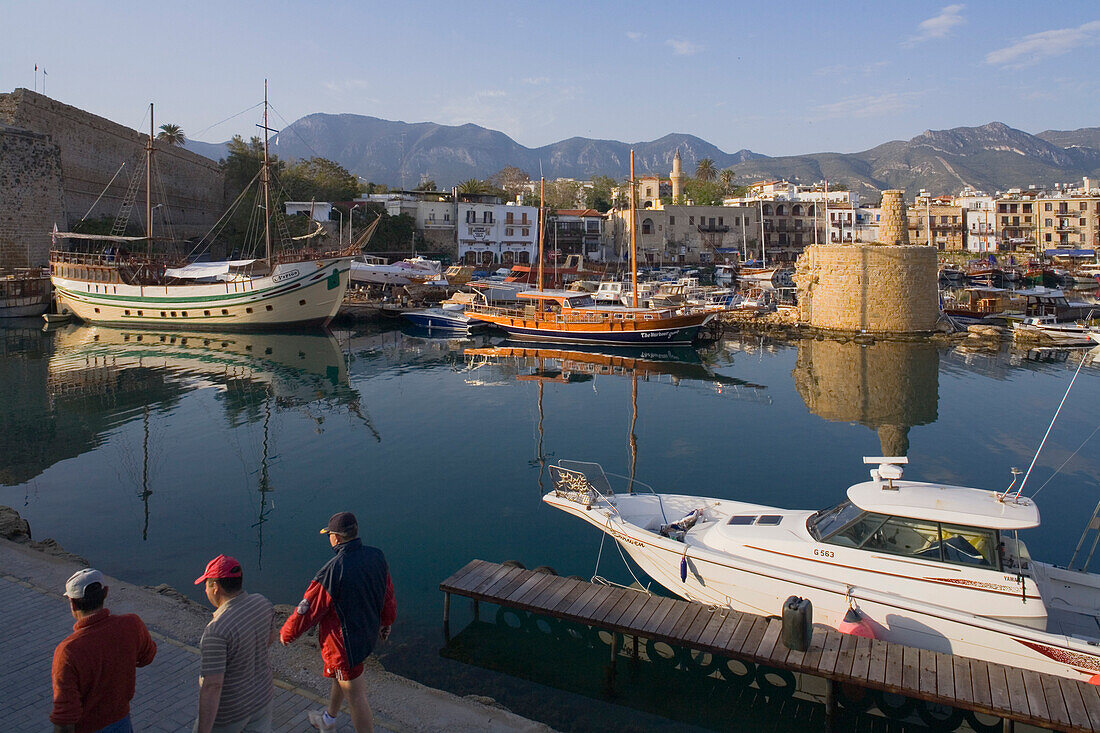 Kyrenia Hafen, Spiegelung im Wasser, Kyrenia, Girne, Nordzypern, Zypern