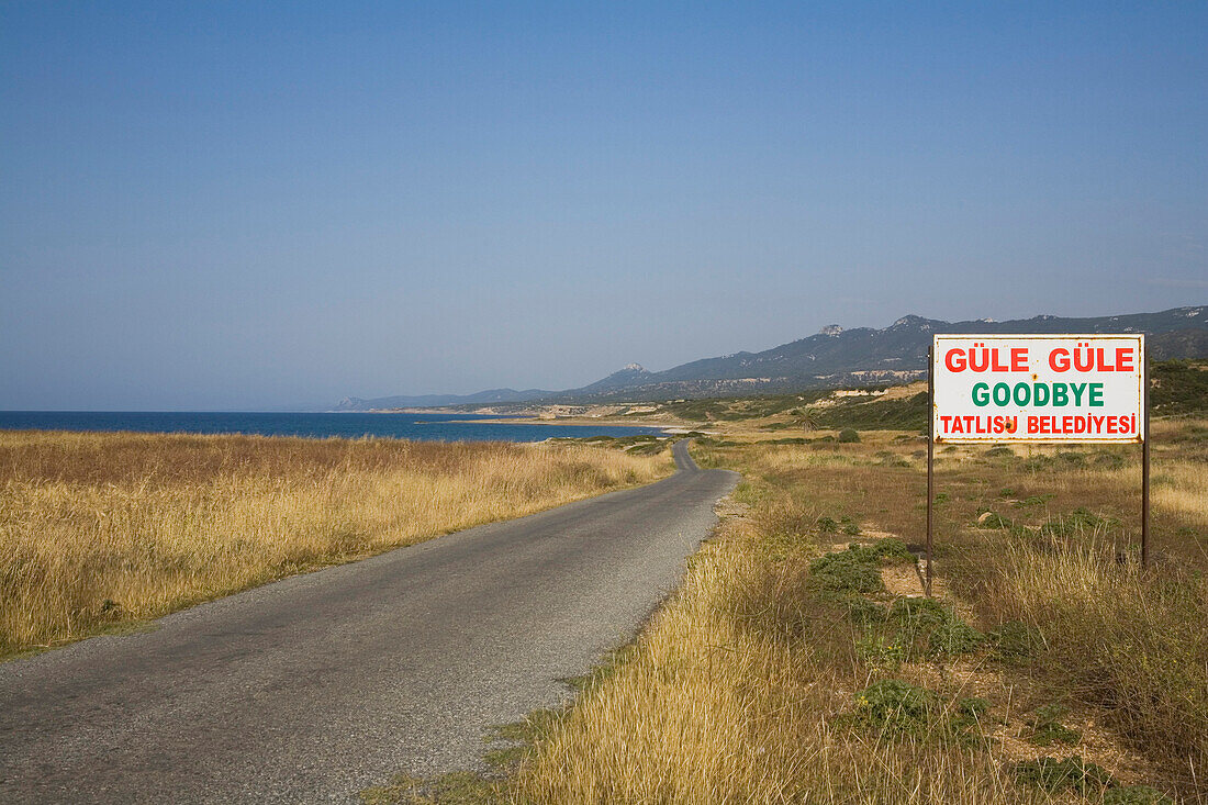 Küstenlandschaft mit Küstenstraße nach Karpasia, Karpaz, Karpass Halbinsel, Nordzypern, Zypern