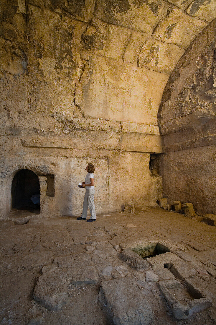 Tourist schaut Königsgräber an, Archaeologie, Salamis, Nordzypern, Zypern