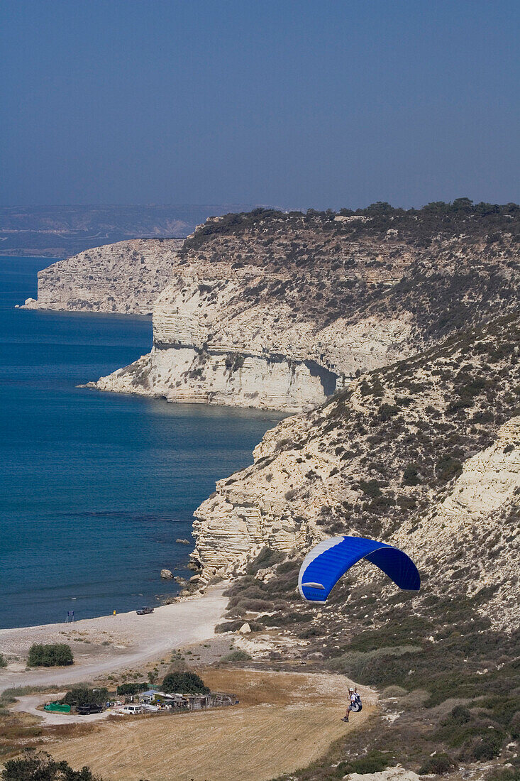 Paraglider über die Küste von Kourion, Steilküste, Kourion, Südzypern, Zypern