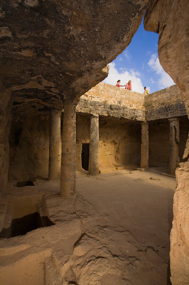 Tourist schaut Königsgräber an, Nekropolis, Archaeologie, Paphos, Pafos, Südzypern, Zypern