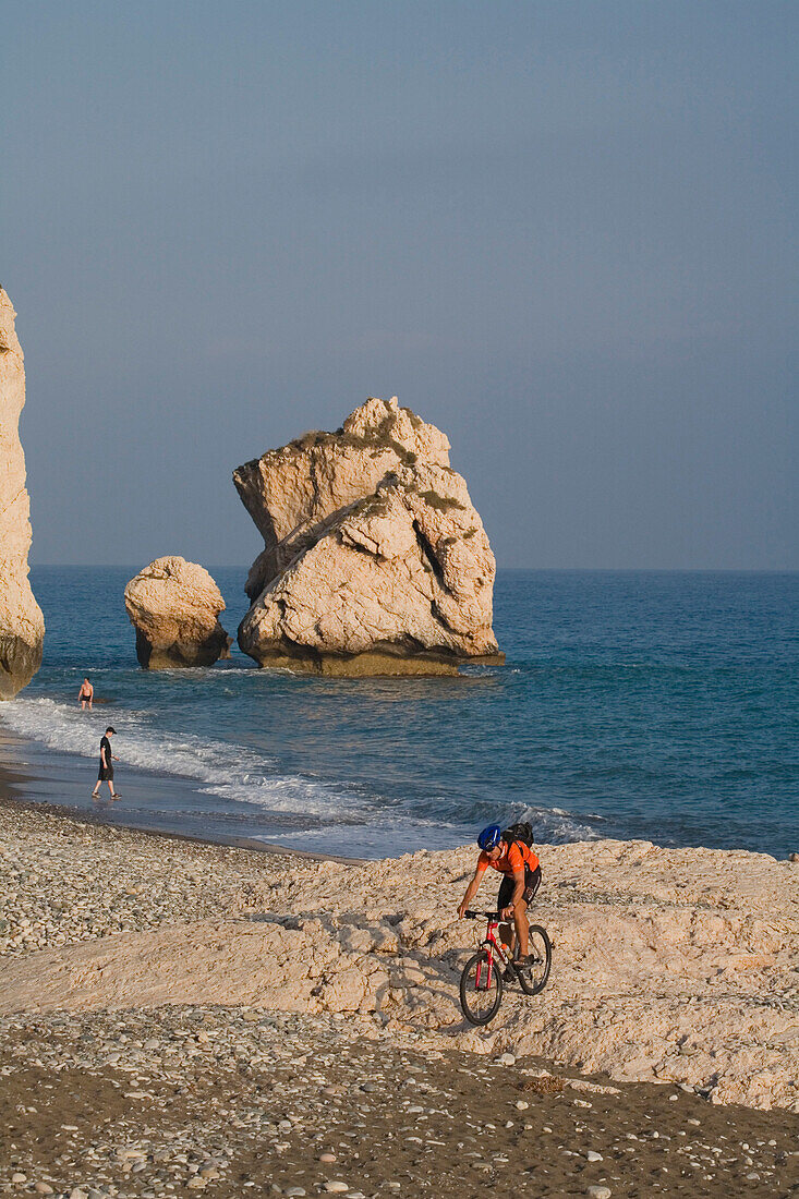 Thomas Wegmueller, Mountainbike Tour in der Nähe von Petra tou Romiou, Felsen der Aphrodite, in der Nähe von Limassol, Südzypern, Zypern