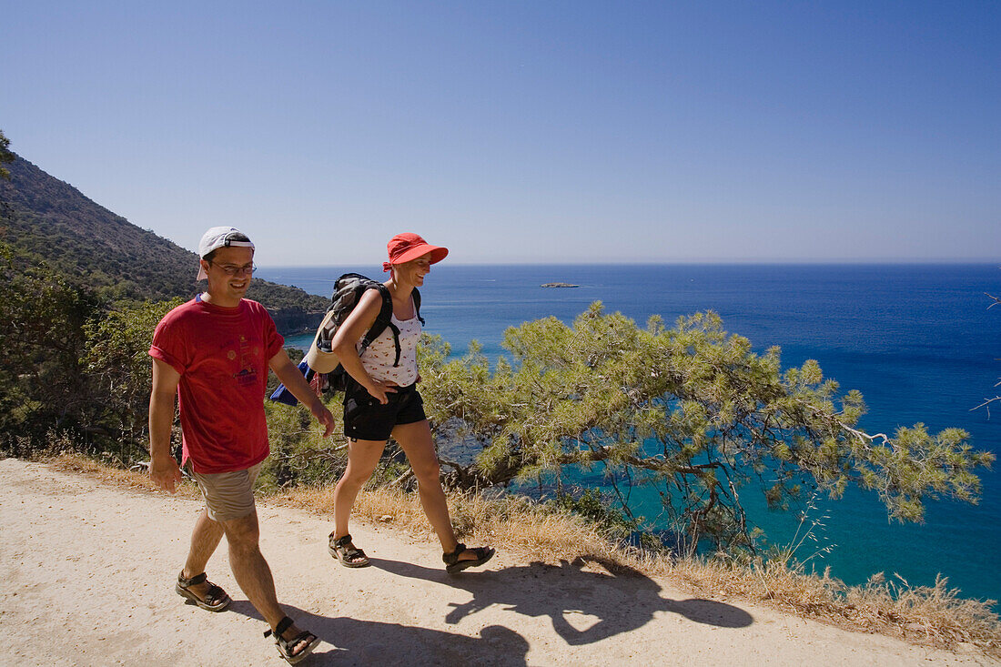 Ein junges Paar wandert entlang der Küste, Wanderung, Blick auf das Meer, Mittelmeer, Akamas Naturpark, Südzypern, Zypern