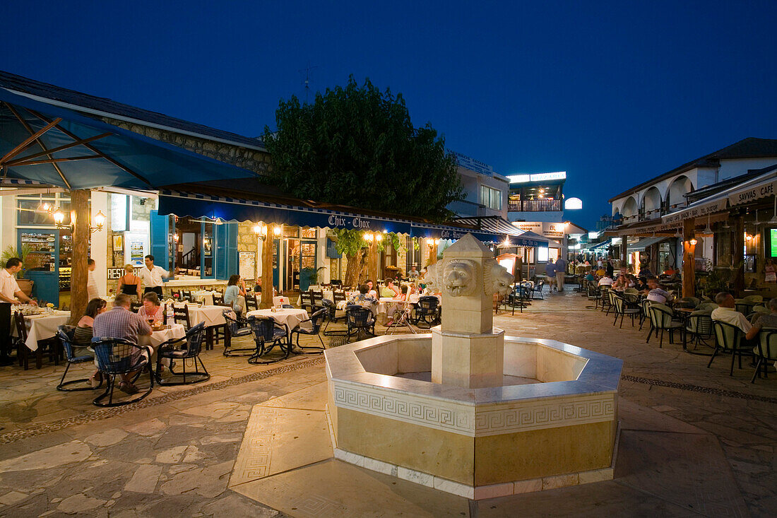 Leute in einem Restaurant, Café im Abendlicht, Dorfplatz mit Brunnen, Polis, Südzypern, Zypern