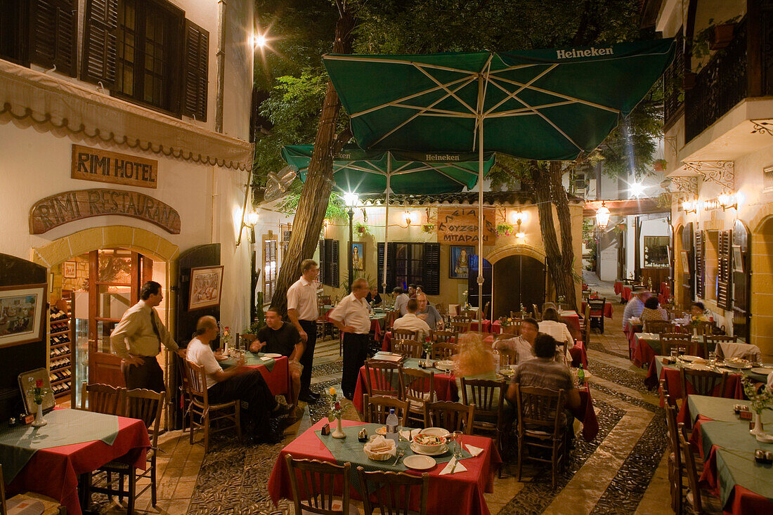 Leben in der Stadt, Leute vor einem Restaurant, Rimi Restaurant, Nachts, Laiki Geitonia, Nicosia, Nikosia, Lefkosia, Südzypern, Zypern