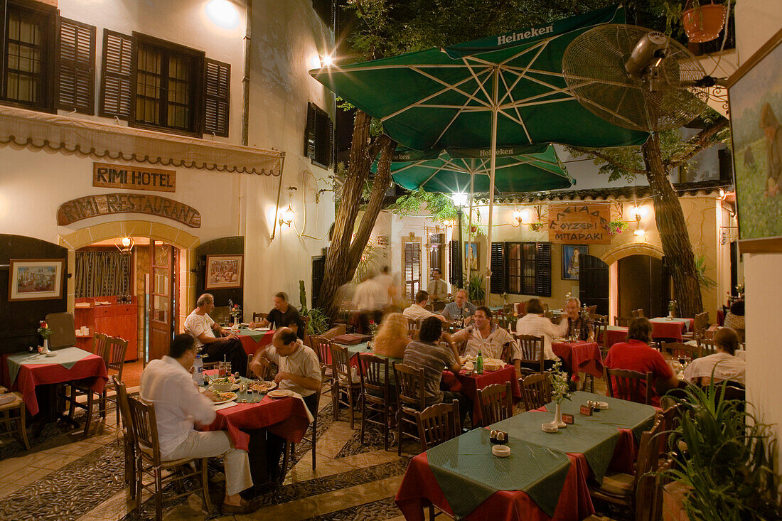 Leben in der Stadt, Leute vor einem Restaurant, Rimi Restaurant, Nachts, Laiki Geitonia, Nicosia, Nikosia, Lefkosia, Südzypern, Zypern
