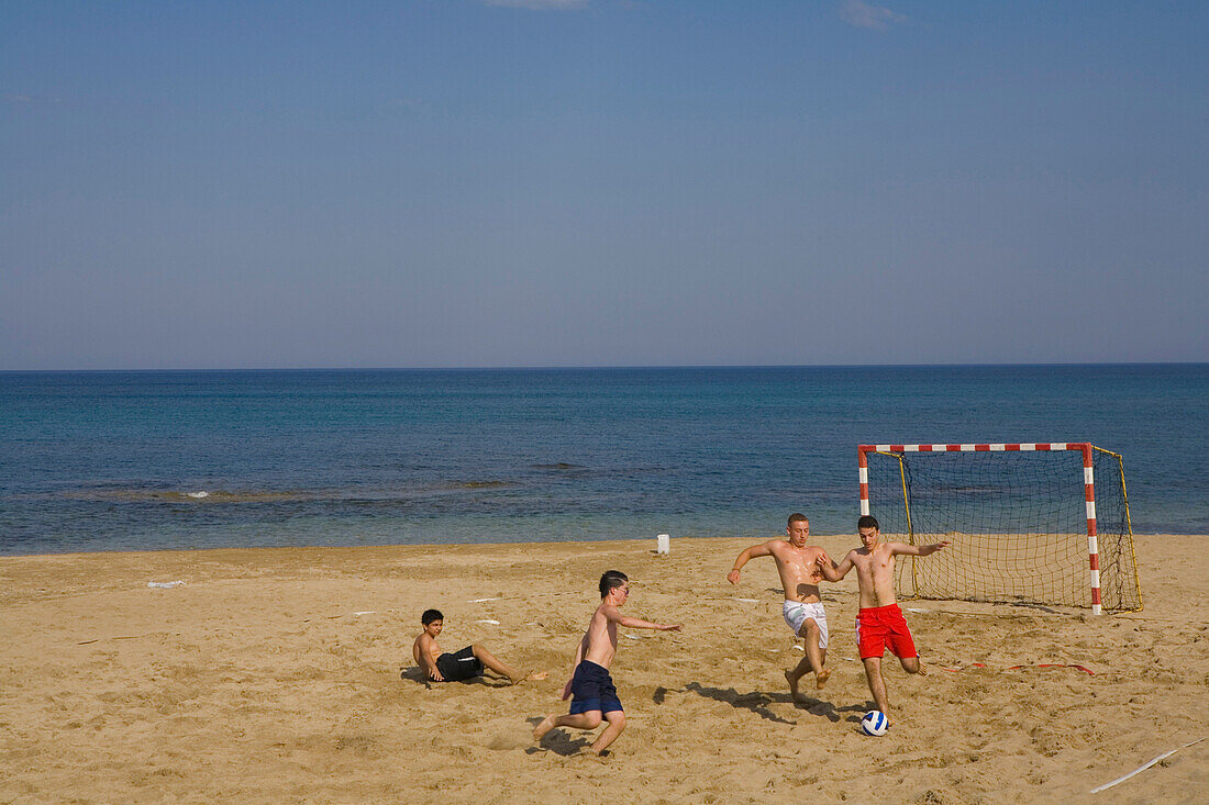 Vier Männer, Jungen spielen Fußball am Strand, Salamis, Strand, Meer, Mittelmeer, Nordzypern, Zypern