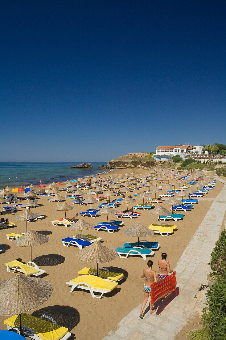 Zwei Frauen mit einer Luftmatratze, Leute am Strand, Acapulco Beach, Acapulco Beach Club and Resort Hotel, Girne, Kyrenia, Nordzypern, Zypern