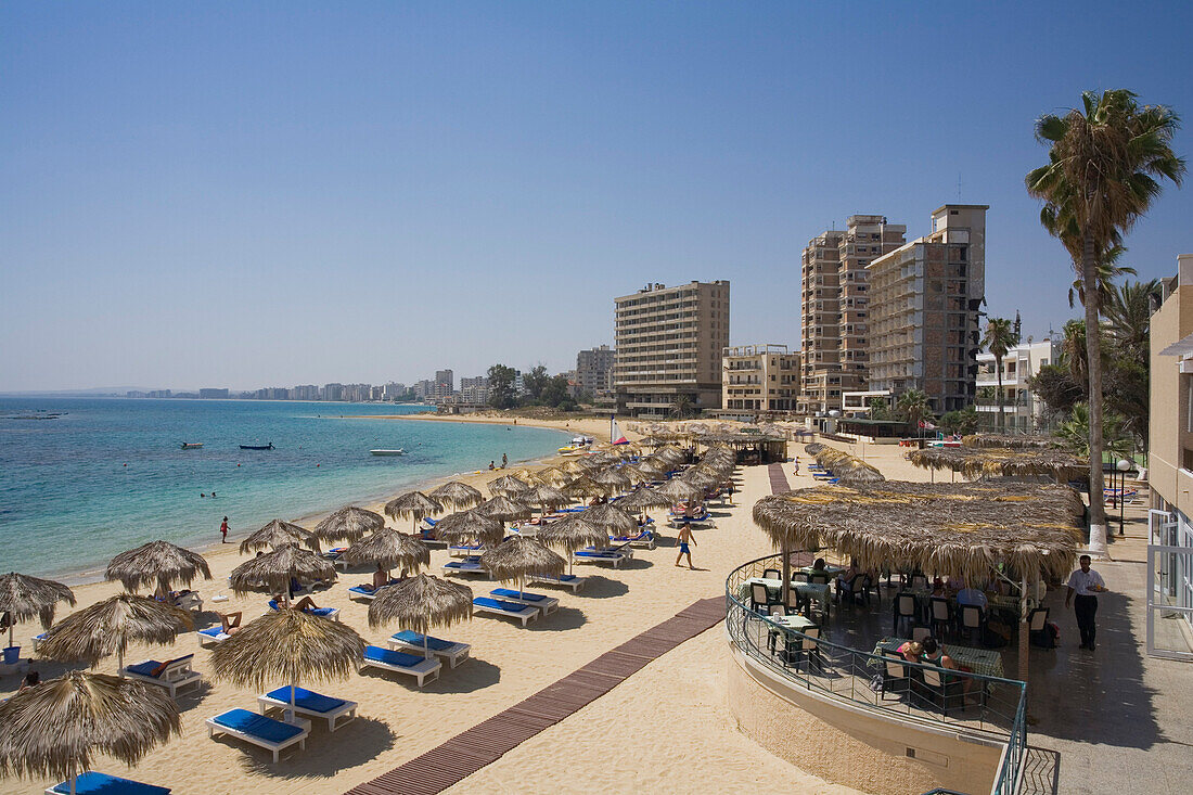 Terrasse von Biffer Palm Beach Hotel, Varosha Strand mit Ruinen von Hotelanlagen im Hintergrund, Famagusta, Ammochostos, Gazimagusa, Nordzypern, Zypern
