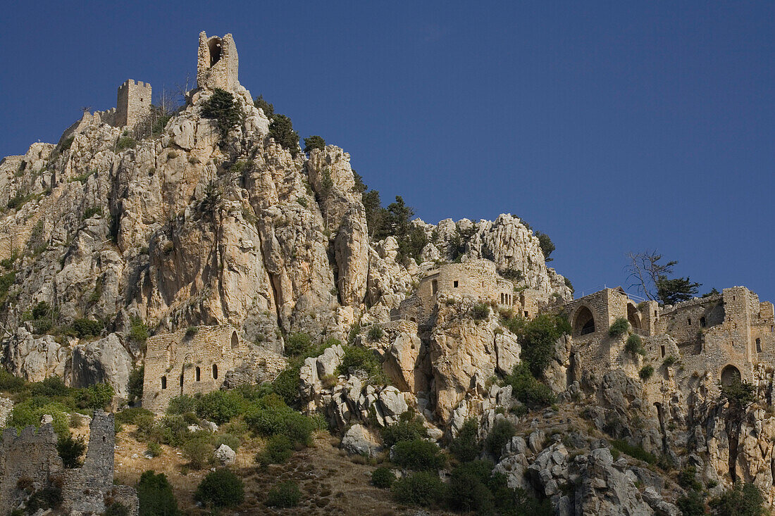 Berglandschaft mit Schloss, Burg St. Hilarion, Pentadaktylos Gebirge, Nordzypern, Zypern