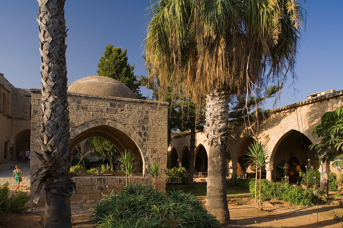 Agia Napa Kloster, Brunnenhaus mit Brunnen und Palmen, Oekumene, Conference centre, Council of Churches, Agia Napa, Südzypern, Zypern