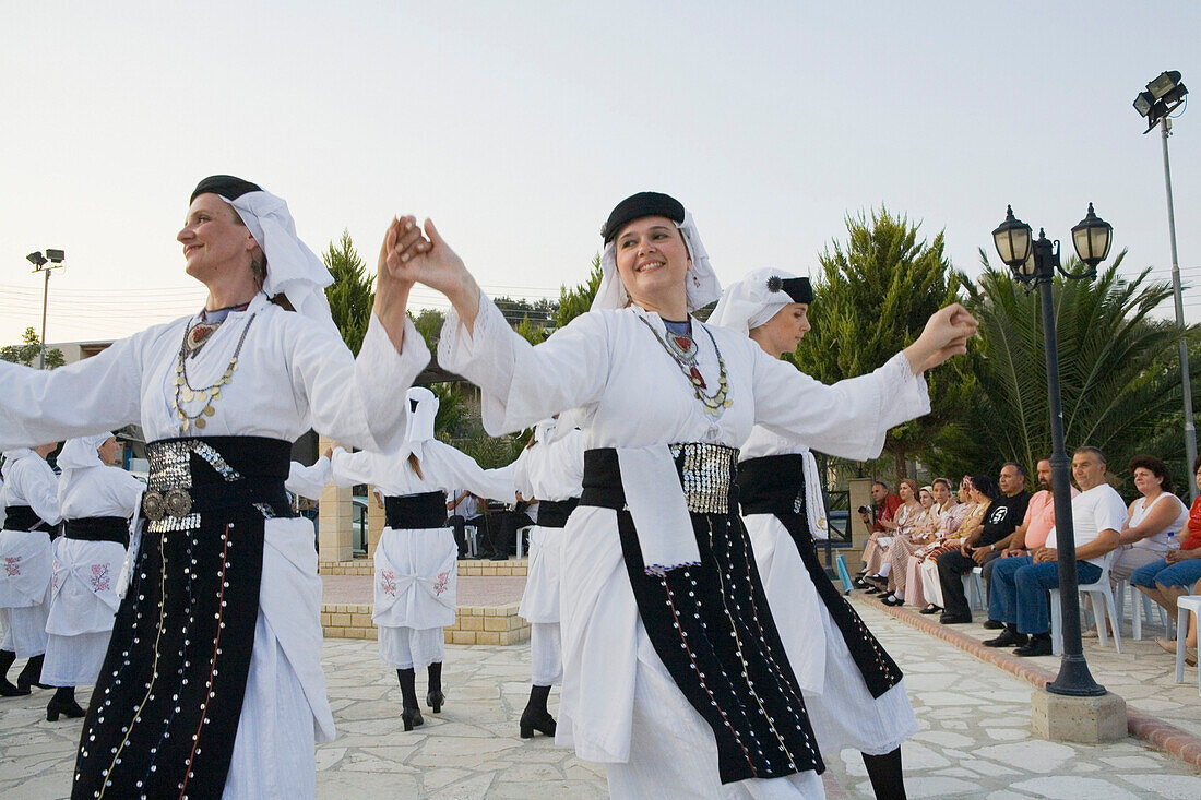 Eine Gruppe Frauen beim Tanzen, Volkstanz, Commandaria Weinfest, Fest, Limnati, Südzypern, Zypern